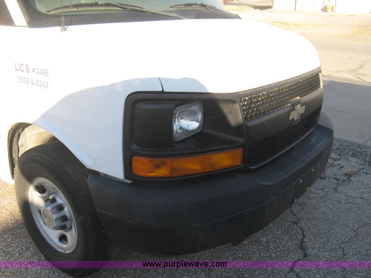 image for item B8241 2006 Chevrolet Express 2500 cargo van