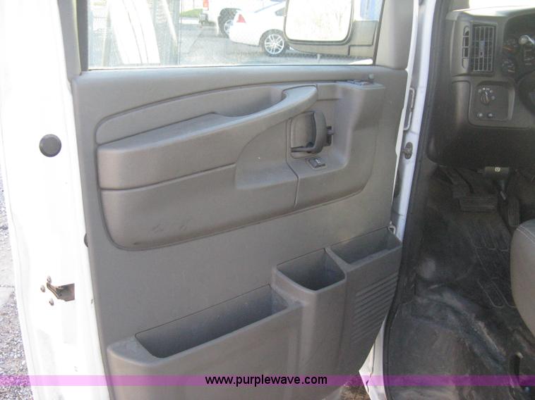 image for item B8241 2006 Chevrolet Express 2500 cargo van