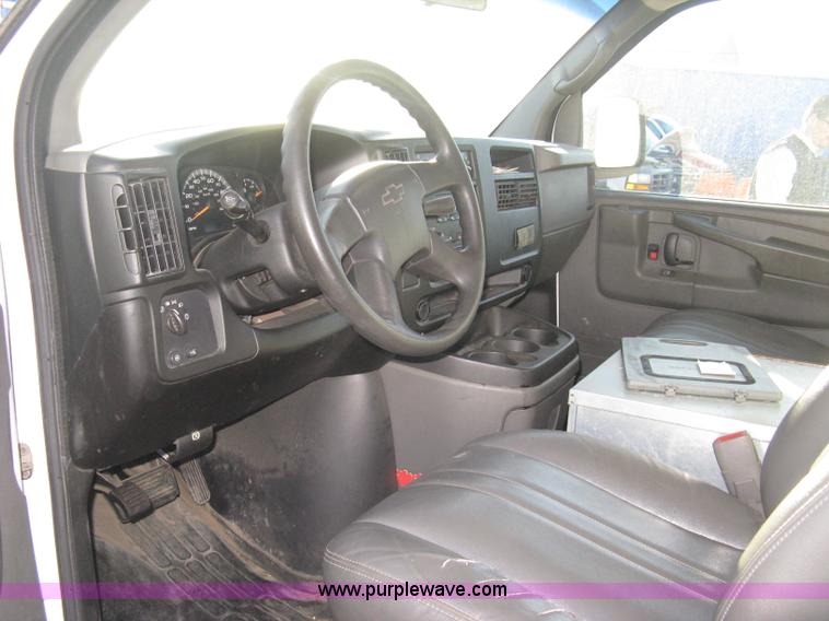 image for item B8241 2006 Chevrolet Express 2500 cargo van