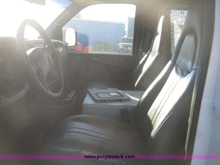 image for item B8241 2006 Chevrolet Express 2500 cargo van