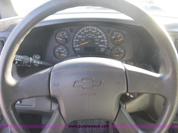 image for item B8241 2006 Chevrolet Express 2500 cargo van