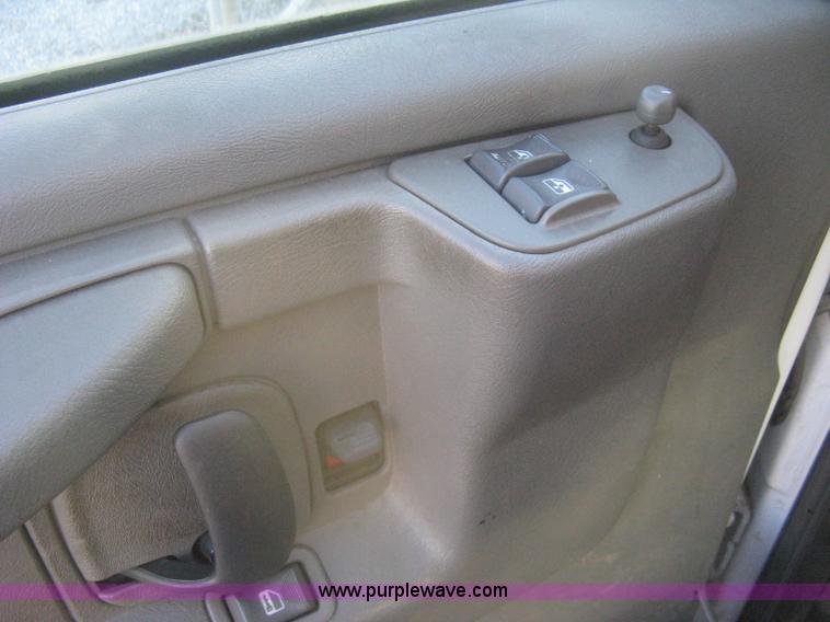 image for item B8241 2006 Chevrolet Express 2500 cargo van