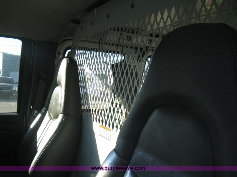 image for item B8241 2006 Chevrolet Express 2500 cargo van