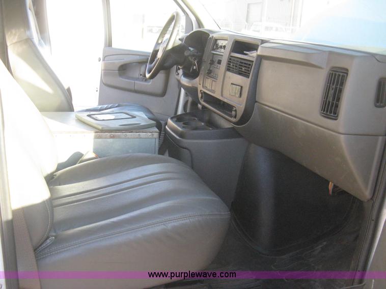 image for item B8241 2006 Chevrolet Express 2500 cargo van