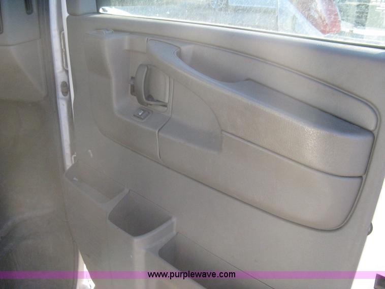 image for item B8241 2006 Chevrolet Express 2500 cargo van