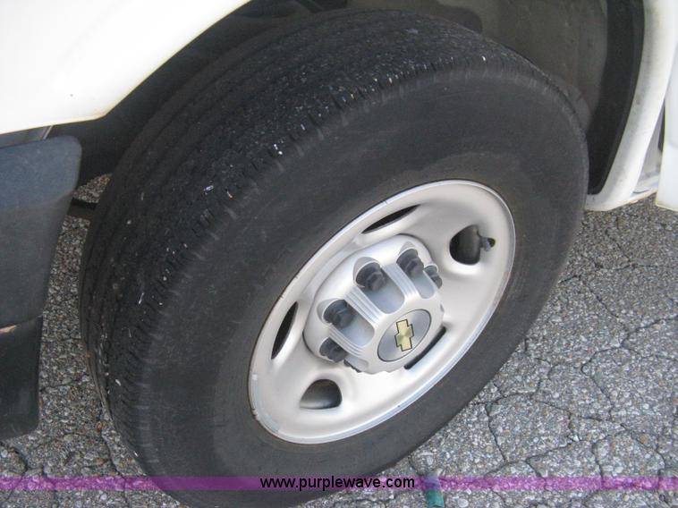 image for item B8241 2006 Chevrolet Express 2500 cargo van