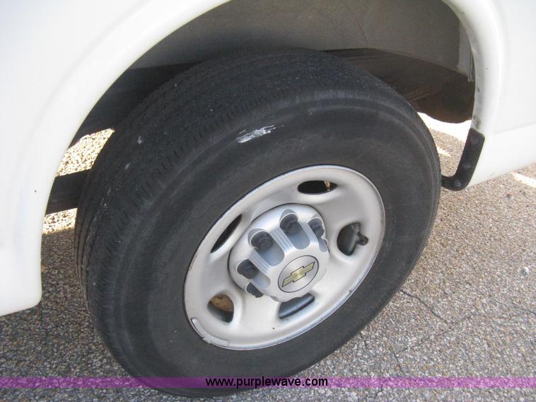 image for item B8241 2006 Chevrolet Express 2500 cargo van