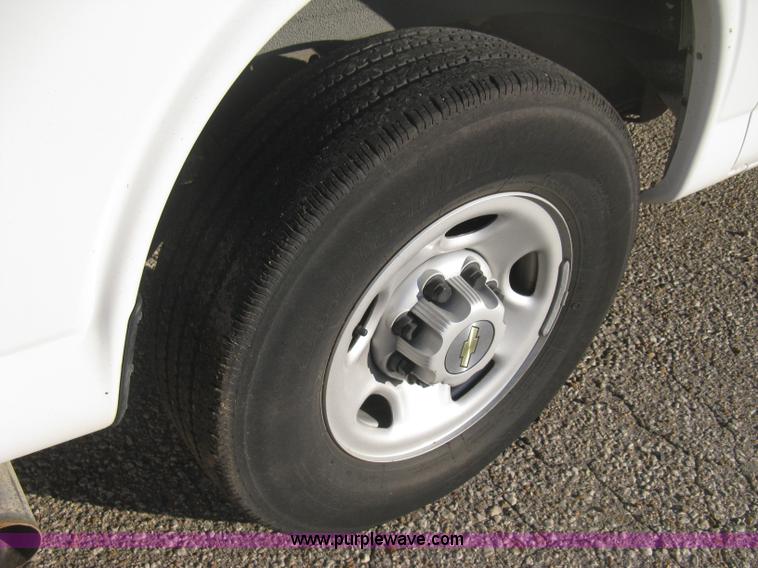 image for item B8241 2006 Chevrolet Express 2500 cargo van