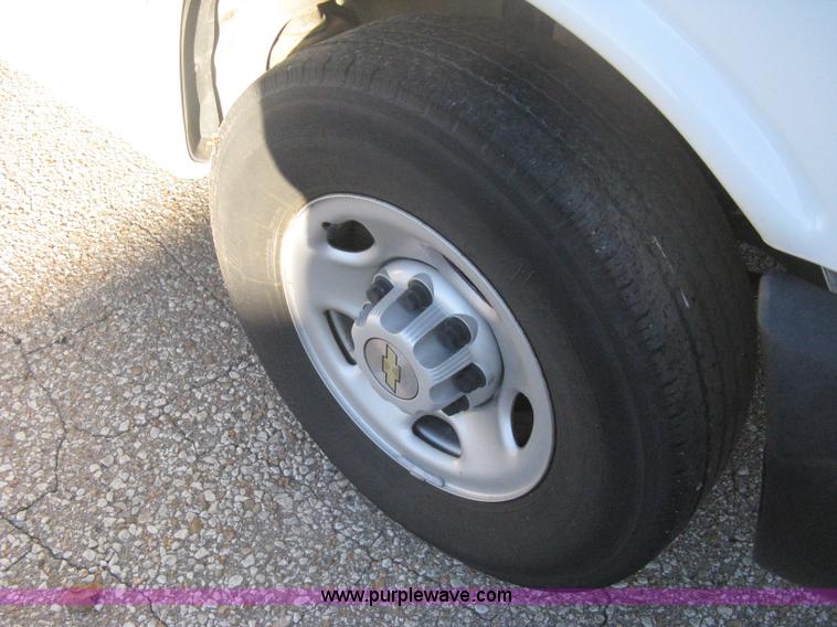 image for item B8241 2006 Chevrolet Express 2500 cargo van