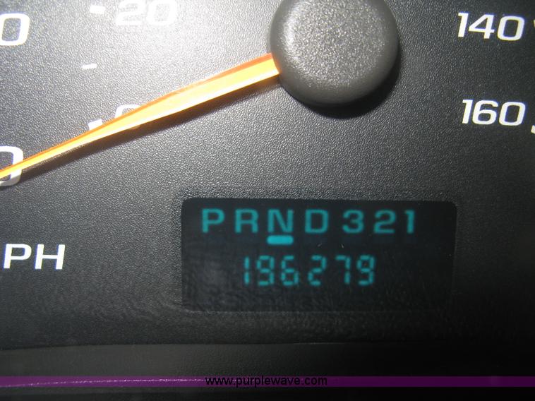 image for item B8241 2006 Chevrolet Express 2500 cargo van