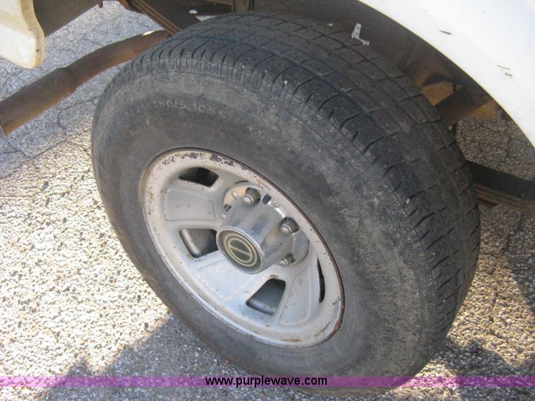 image for item B8245 1995 Ford F150 XL pickup truck