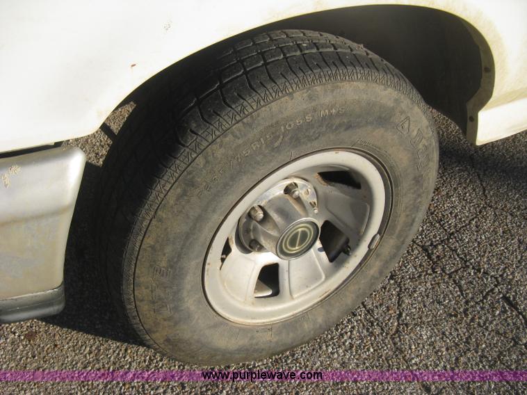 image for item B8245 1995 Ford F150 XL pickup truck