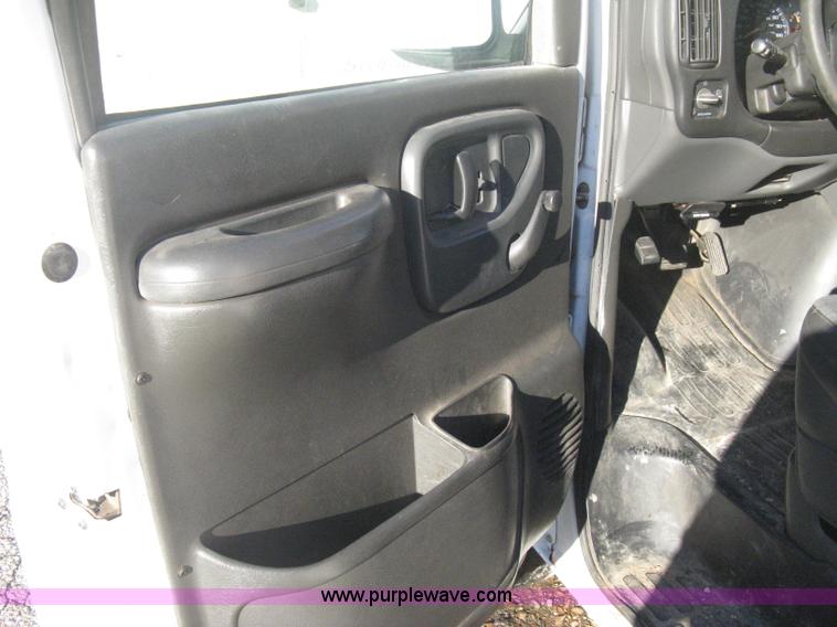 image for item B8246 2002 GMC Savana 2500 cargo van