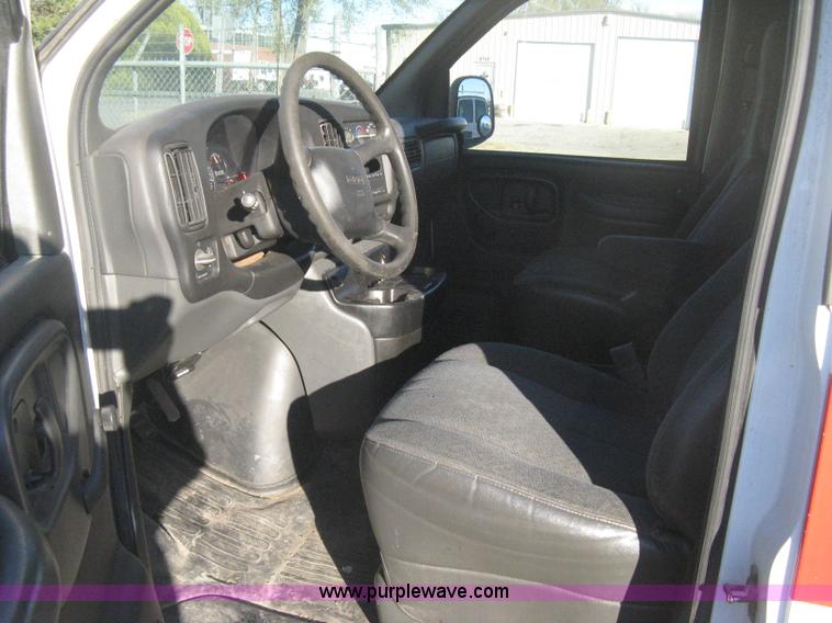image for item B8246 2002 GMC Savana 2500 cargo van