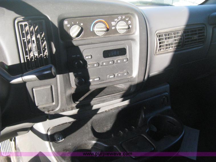 image for item B8246 2002 GMC Savana 2500 cargo van