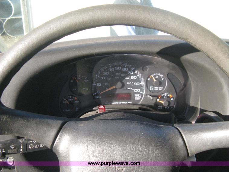 image for item B8246 2002 GMC Savana 2500 cargo van