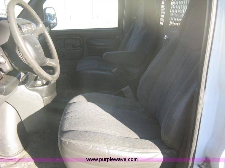 image for item B8246 2002 GMC Savana 2500 cargo van