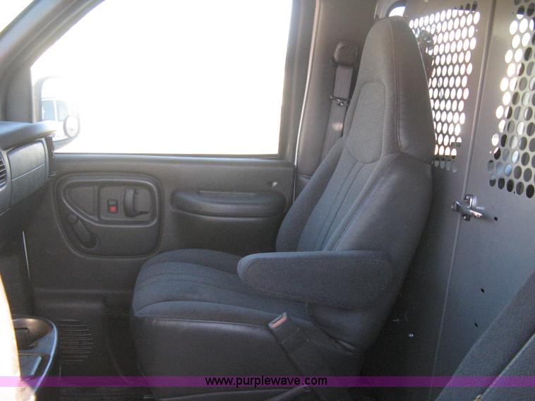 image for item B8246 2002 GMC Savana 2500 cargo van