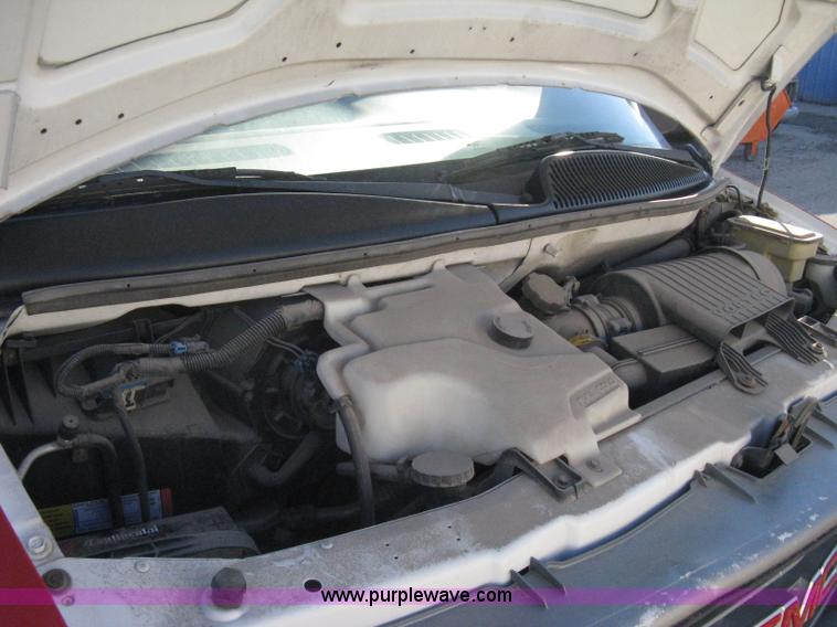 image for item B8246 2002 GMC Savana 2500 cargo van