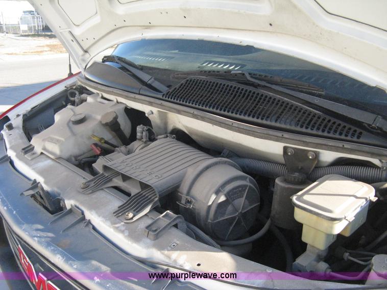 image for item B8246 2002 GMC Savana 2500 cargo van