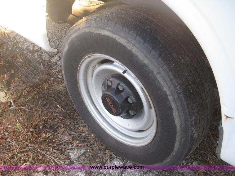 image for item B8246 2002 GMC Savana 2500 cargo van