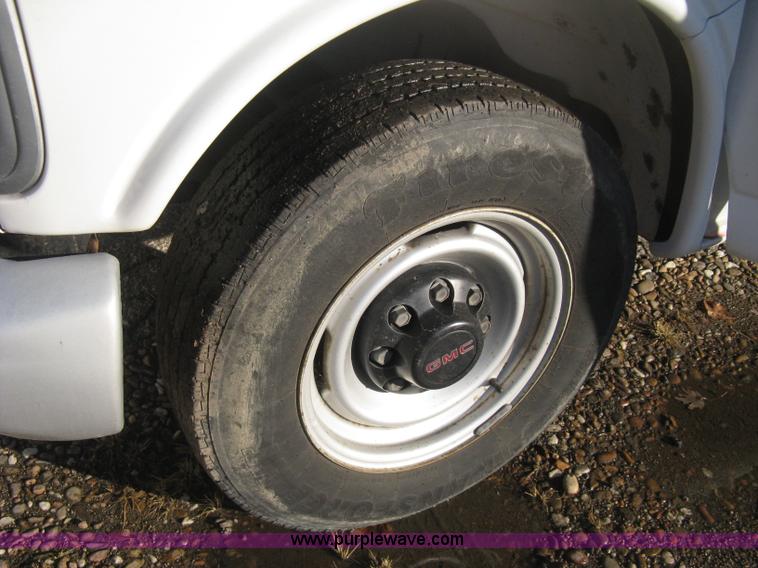 image for item B8246 2002 GMC Savana 2500 cargo van