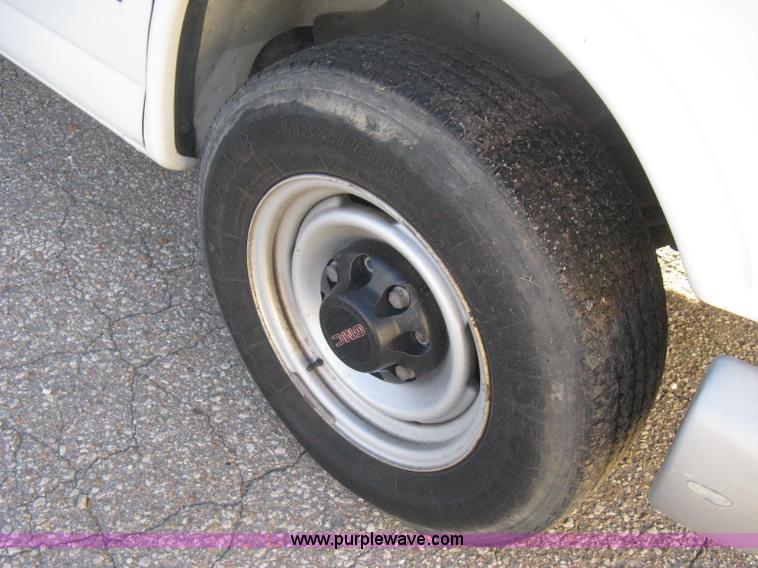 image for item B8246 2002 GMC Savana 2500 cargo van