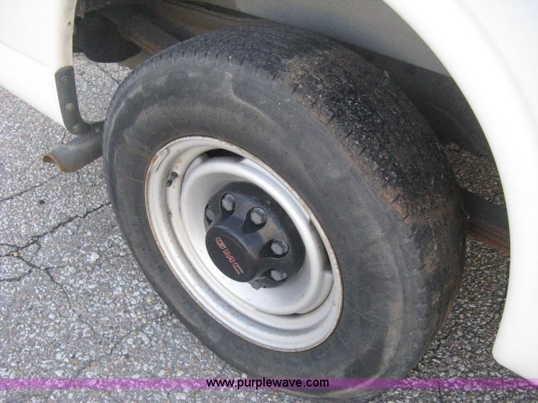 image for item B8246 2002 GMC Savana 2500 cargo van