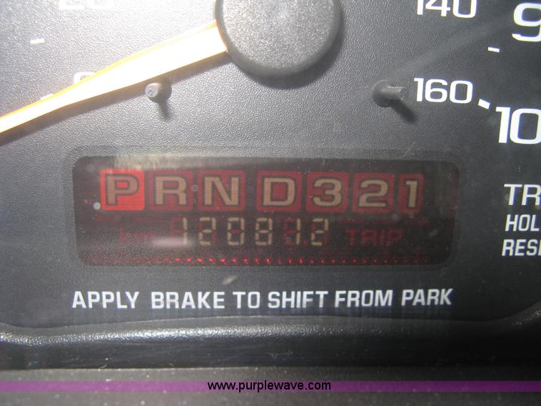 image for item B8246 2002 GMC Savana 2500 cargo van