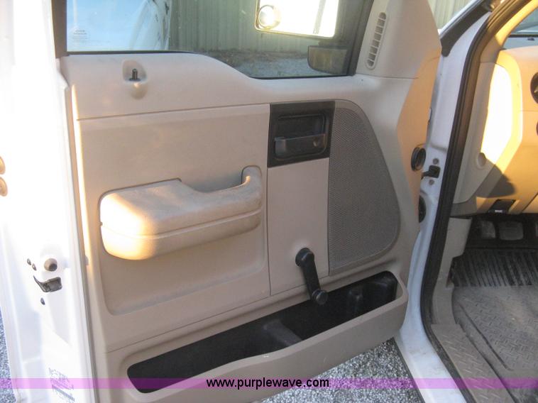 image for item B8247 2006 Ford F150 XL pickup truck