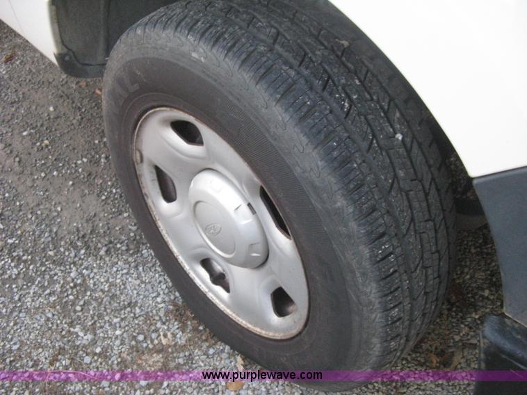 image for item B8247 2006 Ford F150 XL pickup truck