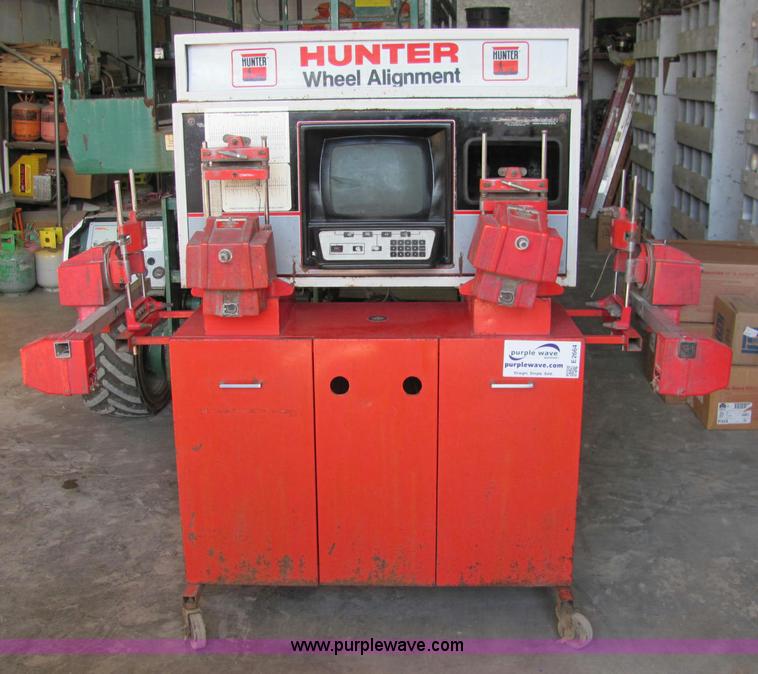 image for item E2664 Hunter wheel alignment machine