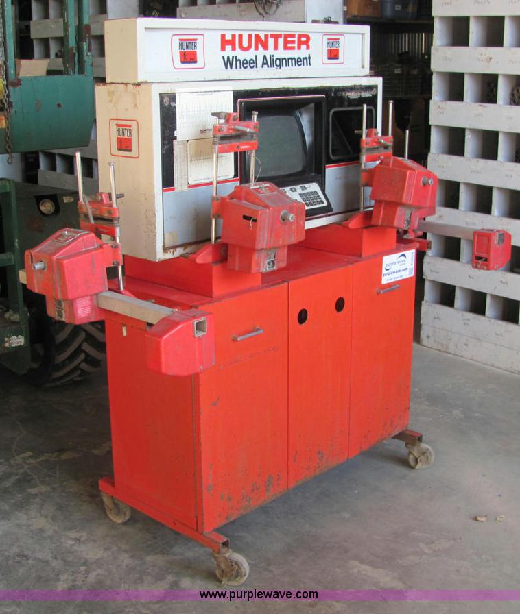 image for item E2664 Hunter wheel alignment machine