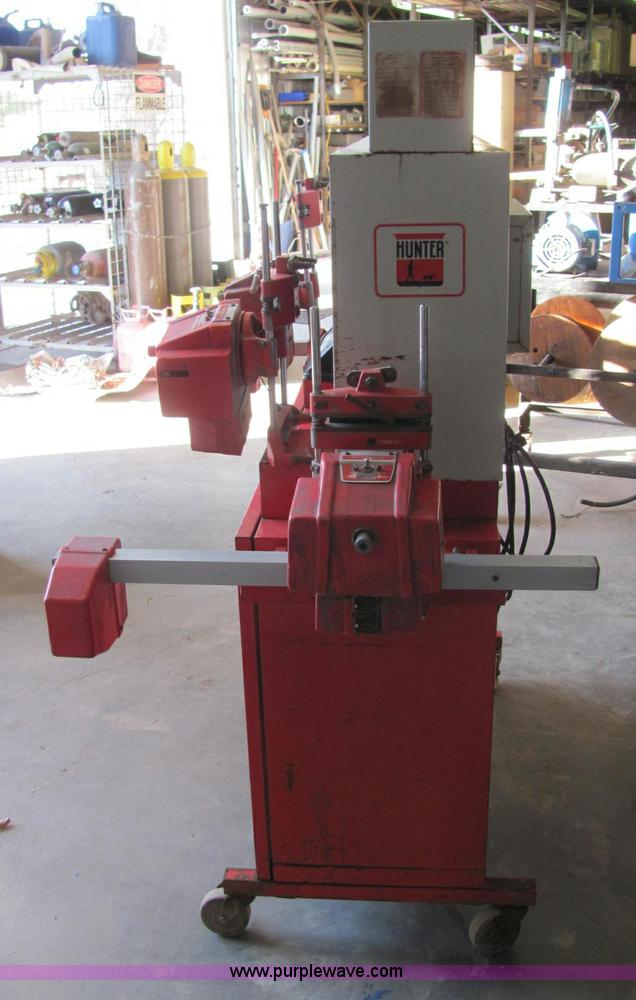 image for item E2664 Hunter wheel alignment machine