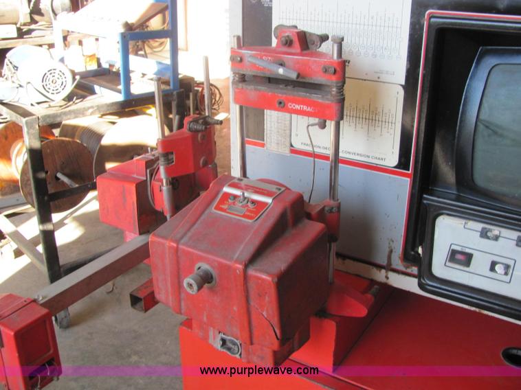 image for item E2664 Hunter wheel alignment machine