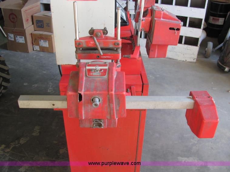 image for item E2664 Hunter wheel alignment machine