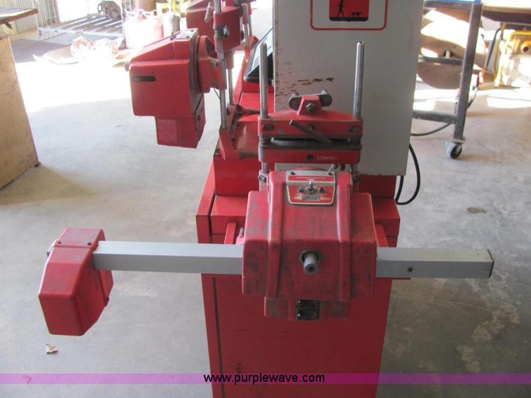 image for item E2664 Hunter wheel alignment machine