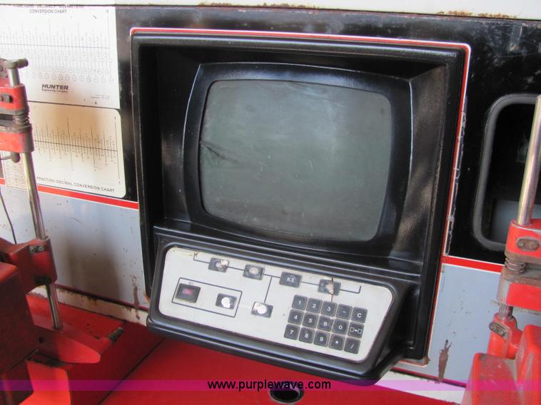 image for item E2664 Hunter wheel alignment machine