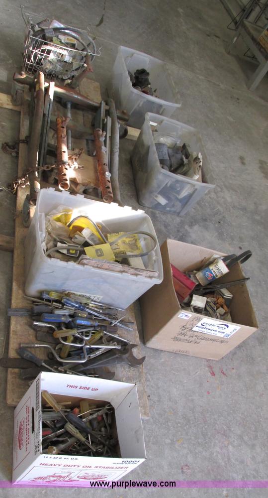 image for item E3561 Assorted tools