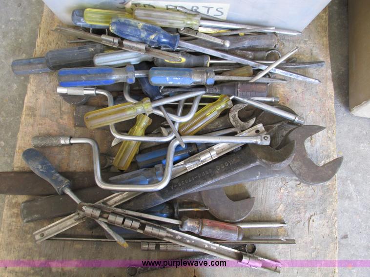 image for item E3561 Assorted tools