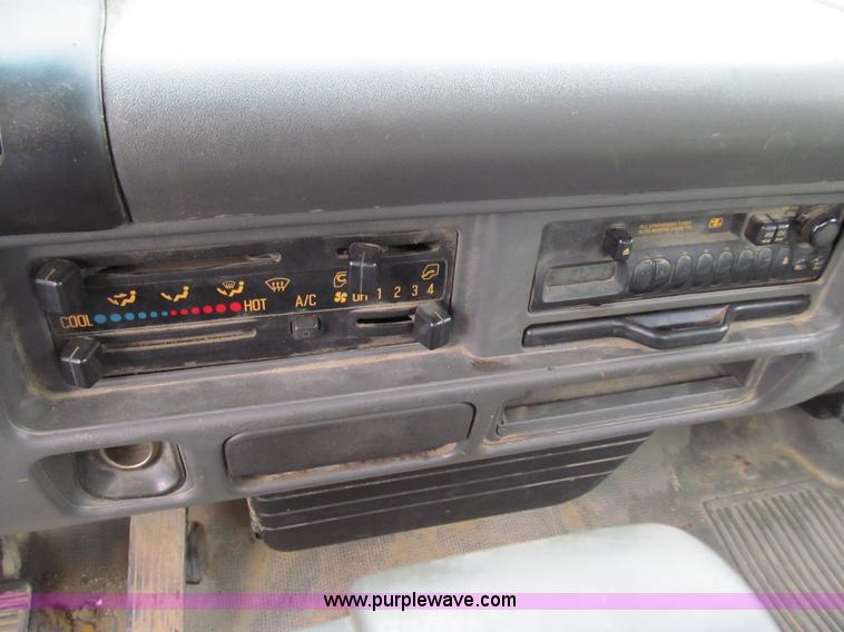 image for item E3567 2000 Chevrolet W4500 truck