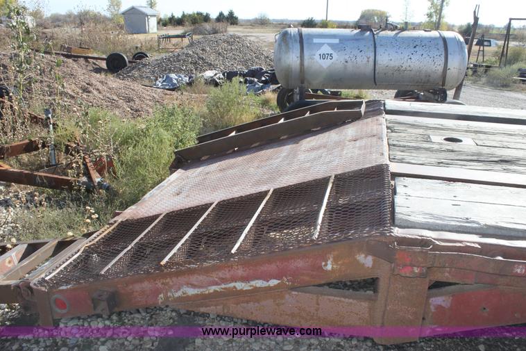 image for item E4225 1995 Daco dual tandem axle flatbed trailer