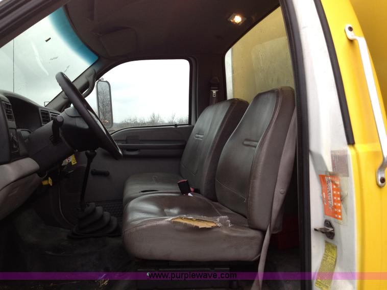 image for item E5691 2000 Ford F650 XL Super Duty box truck