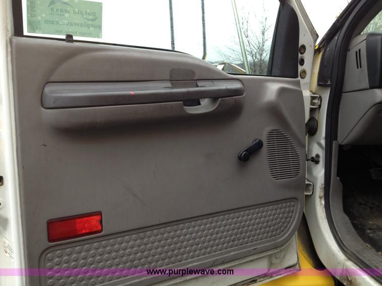 image for item E5691 2000 Ford F650 XL Super Duty box truck