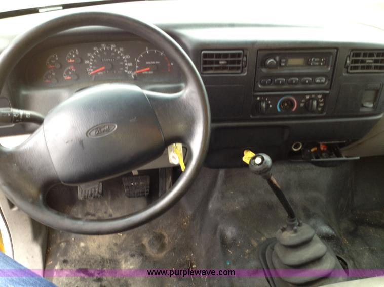 image for item E5691 2000 Ford F650 XL Super Duty box truck