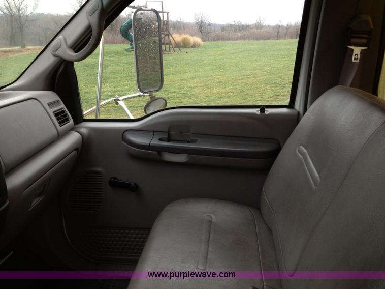 image for item E5691 2000 Ford F650 XL Super Duty box truck