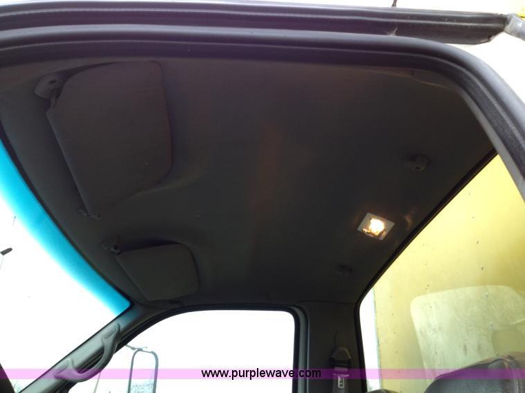 image for item E5691 2000 Ford F650 XL Super Duty box truck