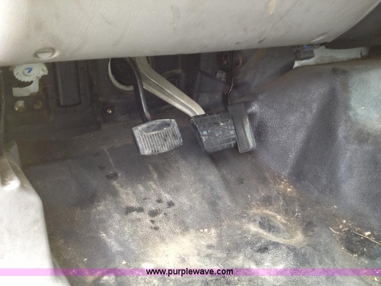 image for item E5691 2000 Ford F650 XL Super Duty box truck