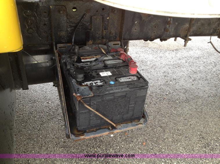 image for item E5691 2000 Ford F650 XL Super Duty box truck