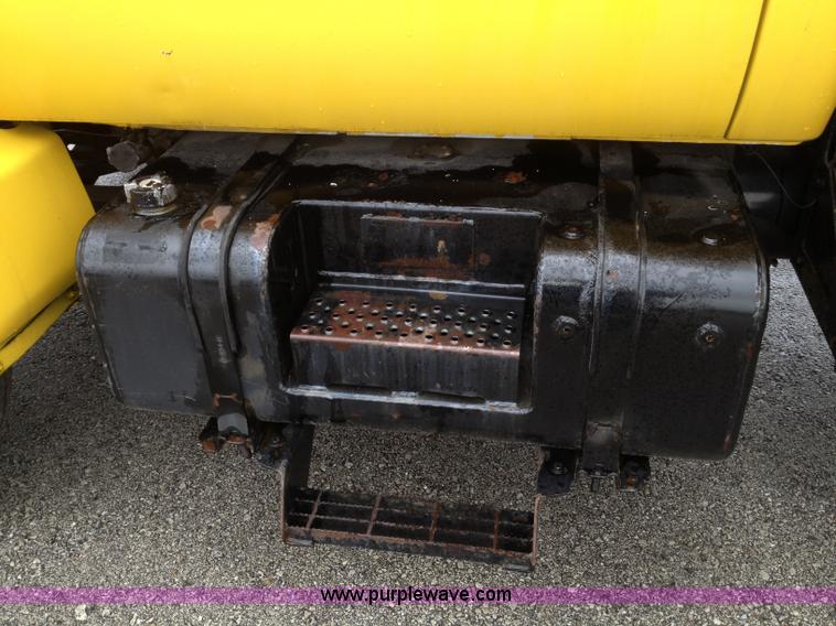 image for item E5691 2000 Ford F650 XL Super Duty box truck